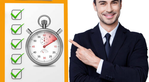 Consulente SICURLAV che evidenzia la gestione delle scadenze e degli adempimenti per la sicurezza sul lavoro